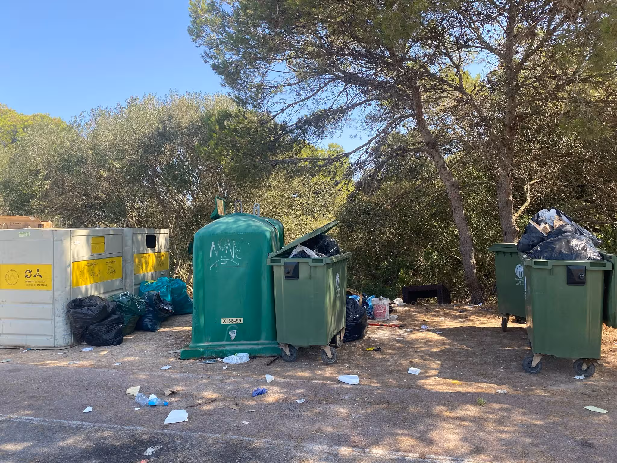 Basura en Sant Lluís. (Foto: P. Campbell).