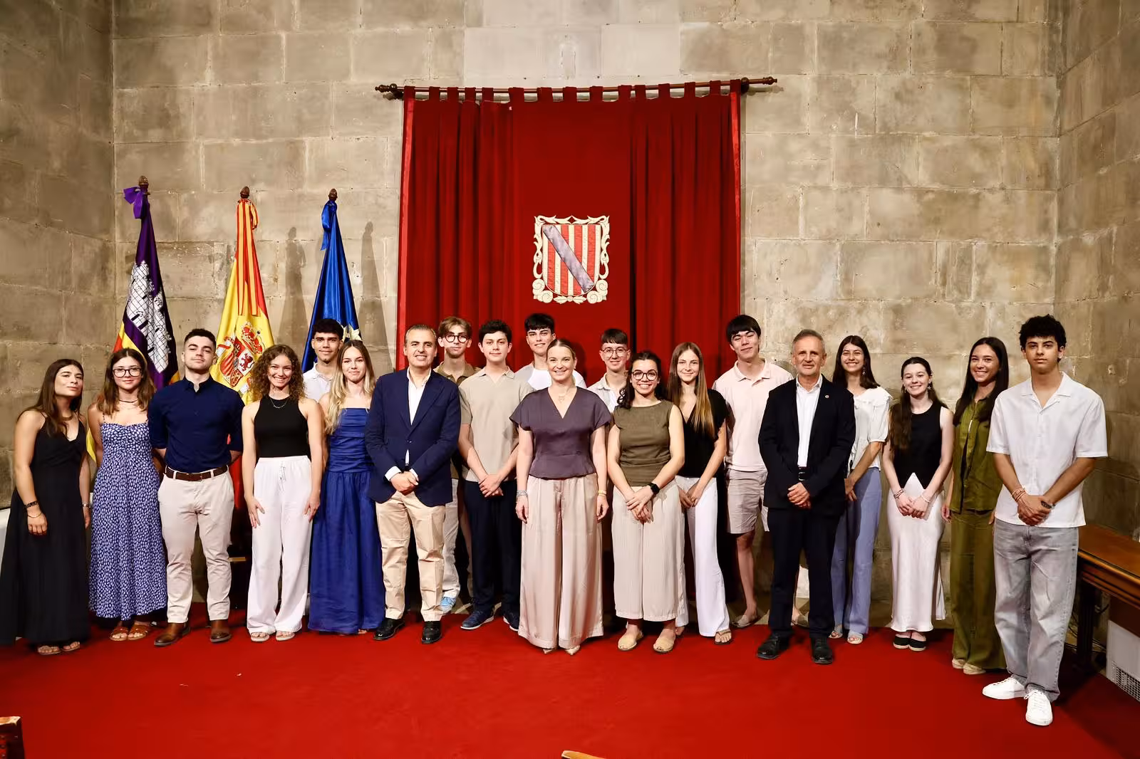 Margalida Prohens y Antoni Vera junto a los estudiantes con mejores notas en las PAU. (Foto: CAIB)