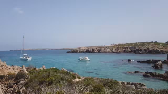 Ver las islas desde un barco permite conocer el territorio desde otra perspectiva.