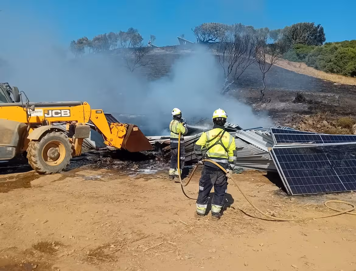 Imágenes de las dos actuaciones. (Fotos: Bomberos de Menorca)