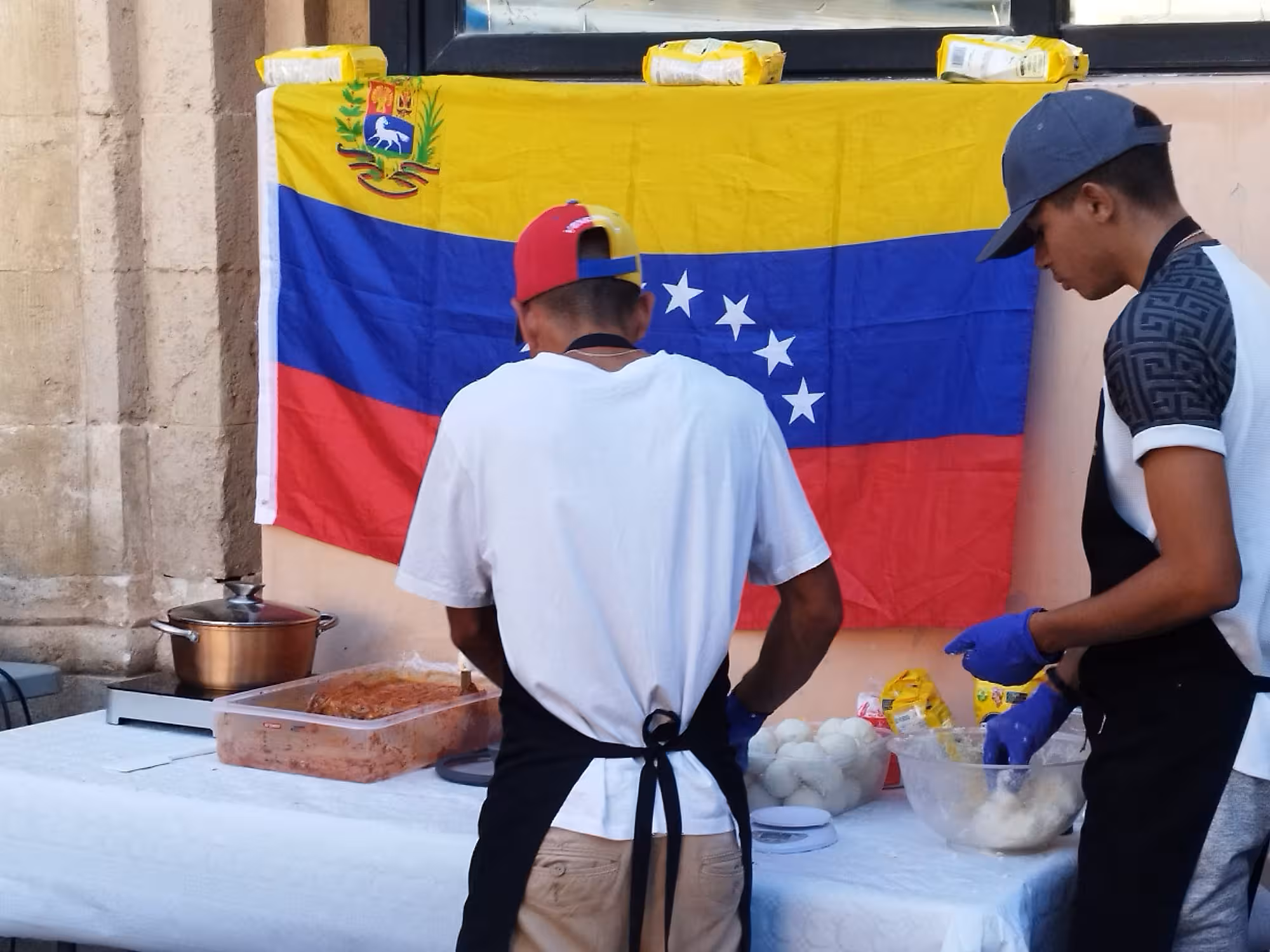 «Una arepa por Venezuela». (Foto: Jordi Ribera)