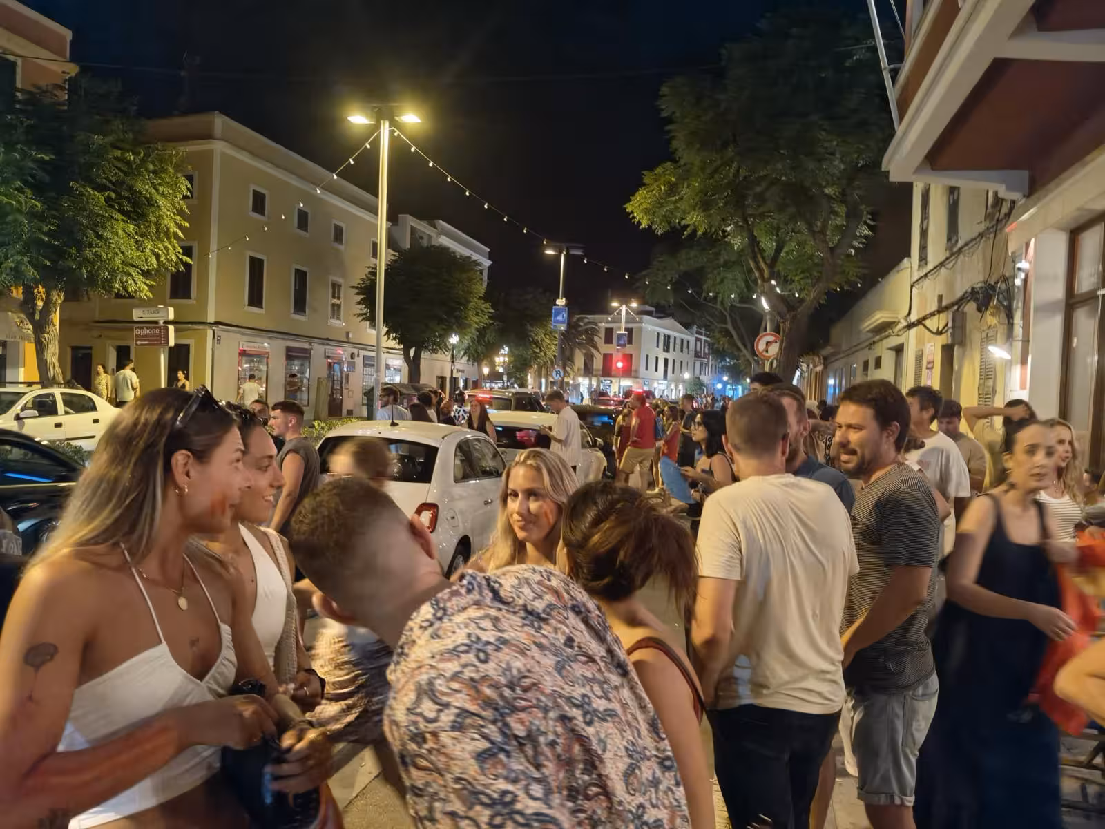 Ciutadella salió a la calle para celebrar el triunfo sobre Francia. (Fotos y vídeos: JOSÉ LUIS GARCÍA LLAGÜES)