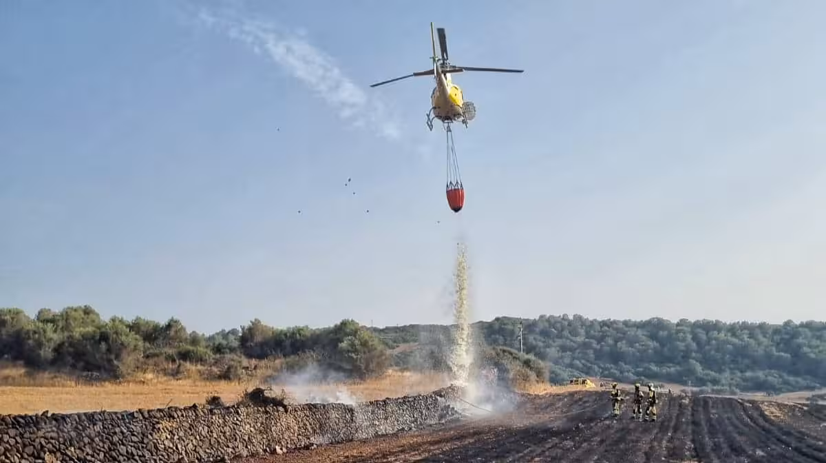 Un helicóptero ha participado en las tareas de extinción. (Fotos: SERGIO MORENO)