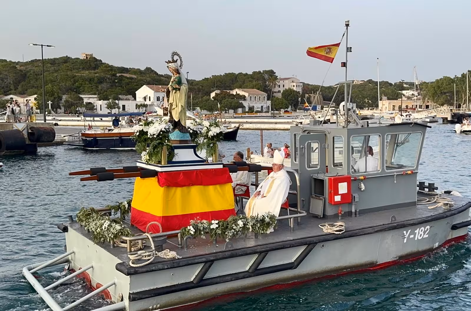 La imagen de la Virgen del Carmen encapezó la procesión. (Vídeos y fotos: T. MERCADAL)