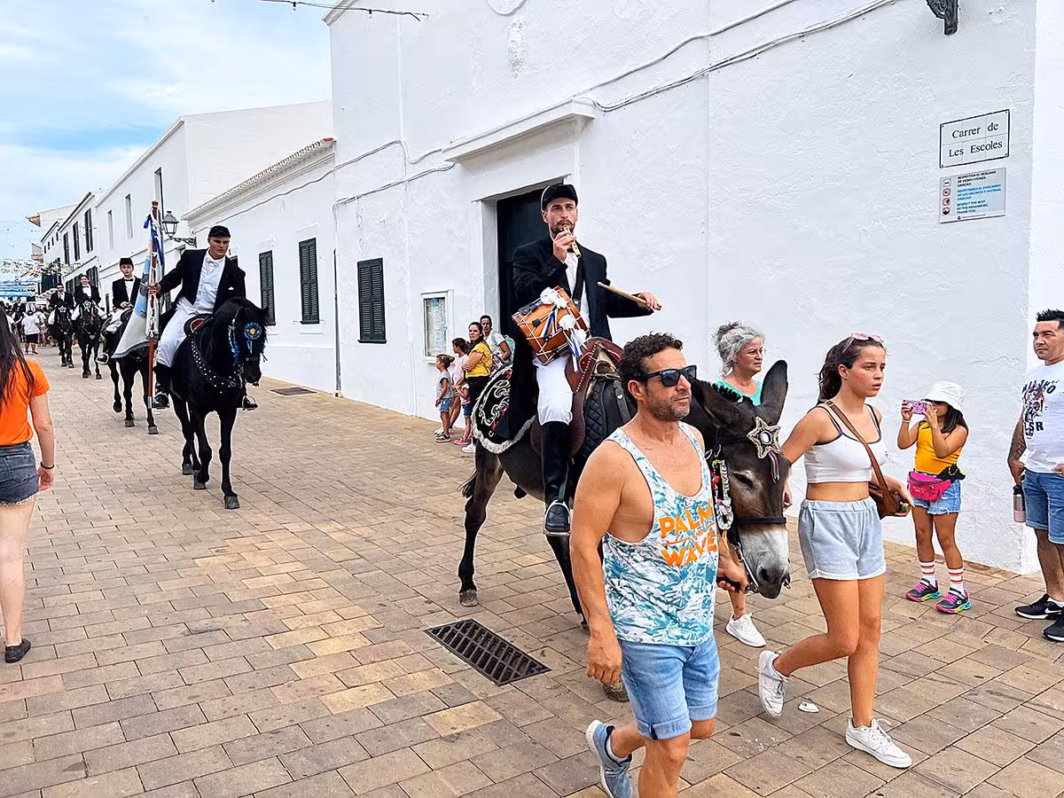 Fornells se engalana para celebrar las fiestas de Sant Antoni. (Foto: TOLO MERCADAL)