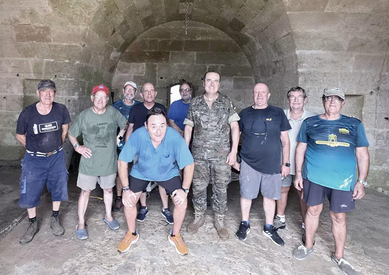 Voluntarios de La Mola con el Coronel Rojas.