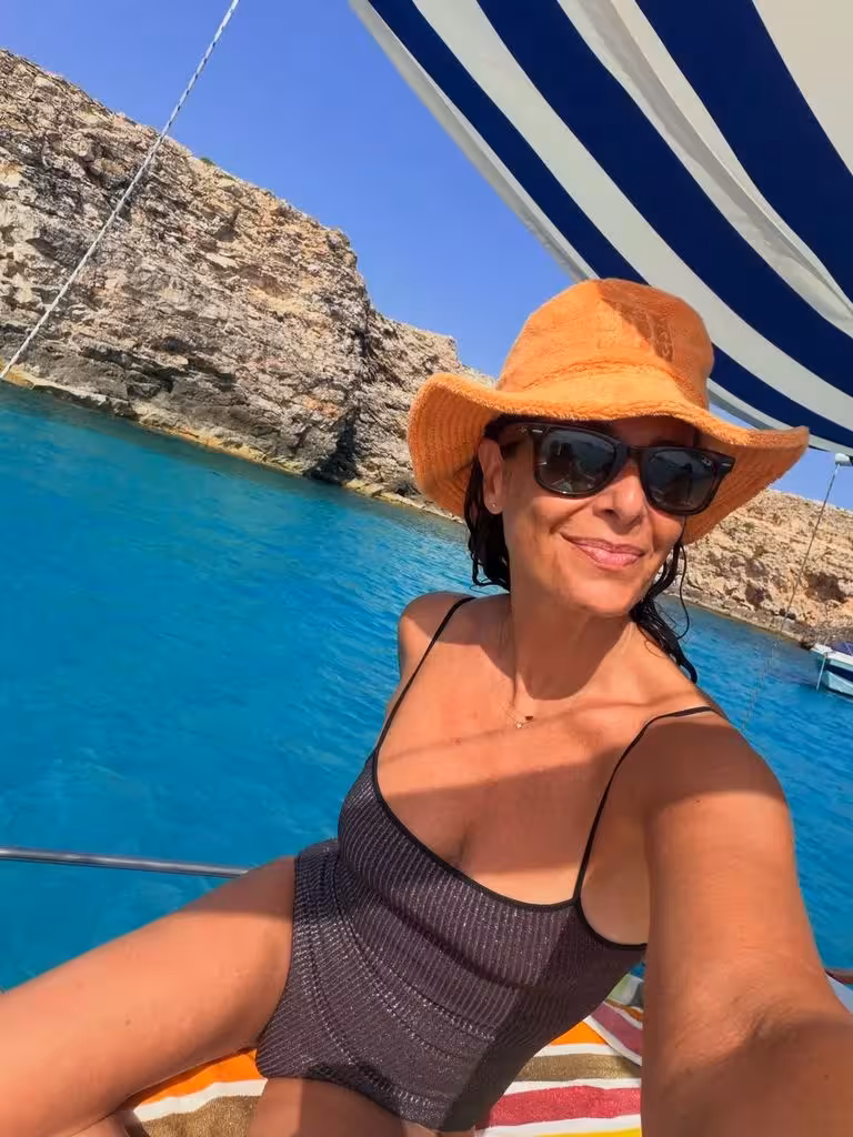 Nuria Roca, disfrutando de las aguas de Menorca. Foto: Instagram de Nuria Roca.