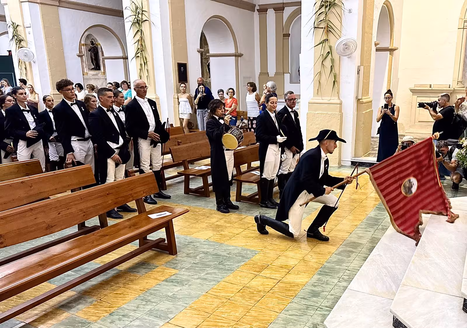 Caixers y cavallers han presentado sus respetos al apostol Sant Jaume con motivo de las fiestas. (Fotos y vídeo: T.M.)