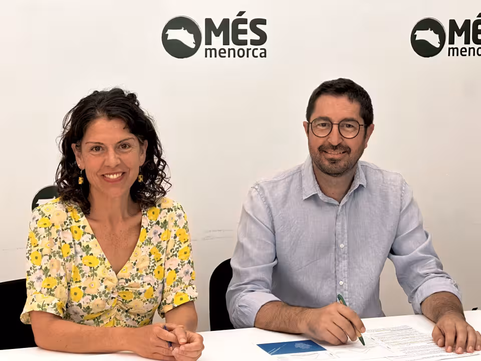 Noemí García y Esteve Barceló, dirigentes de Més per Menorca. (Foto: MES PER MENORCA)