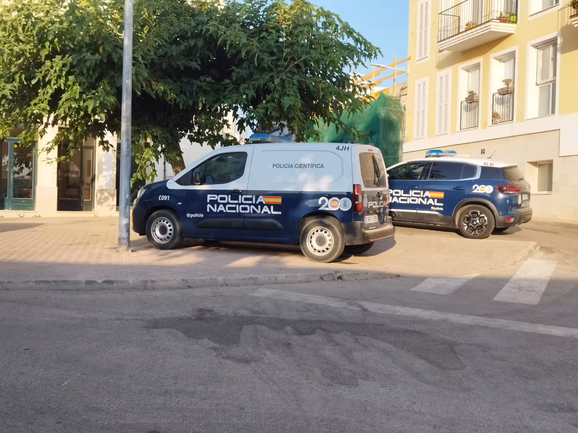 Dispositivo de la Policía Nacional en Maó. (Foto: JORDI RIBERA)