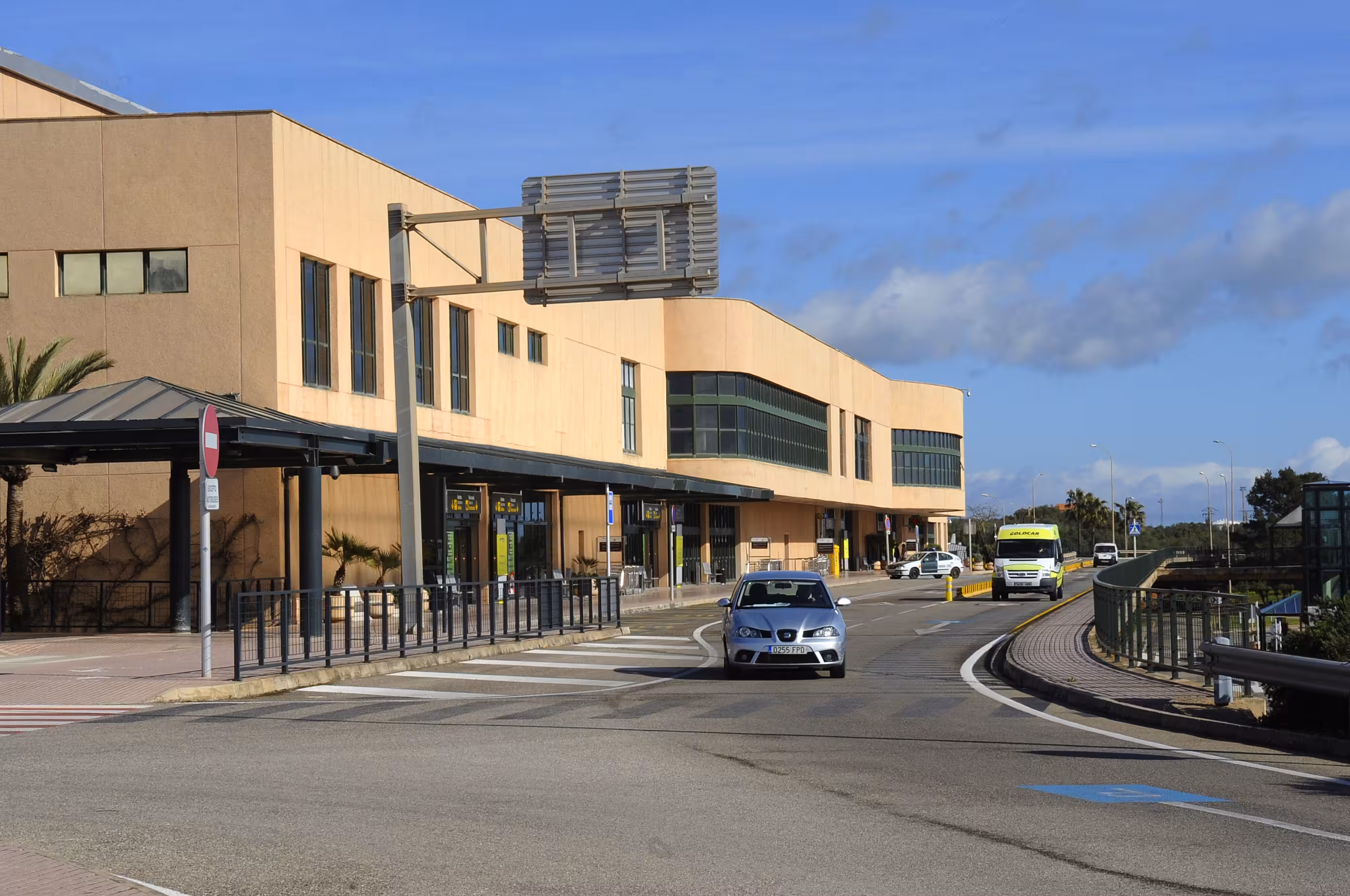 CCOO Quiere controles de velocidad a los vehículos que circulan por el aeropuerto.