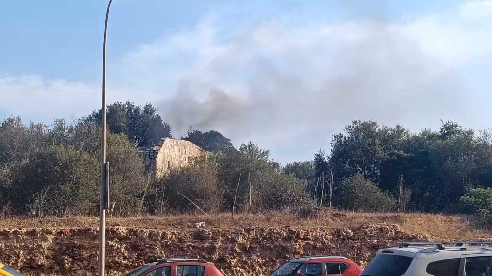 El humo se veía perfectamente desde la Avenida Francesc Femenias. (Foto y vídeo: ANTONIO ABRIL)