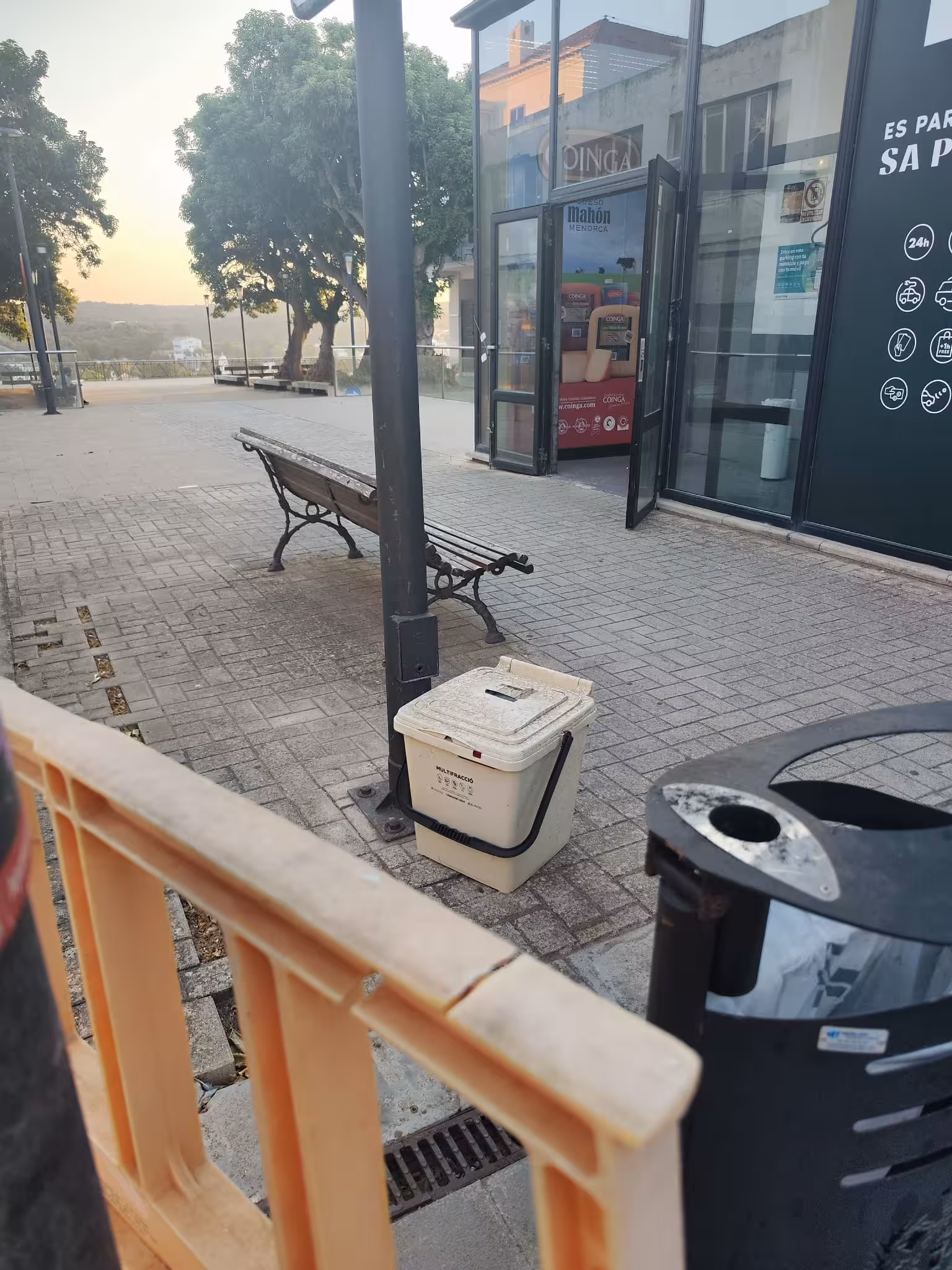 El cubo se encuentra en un lugar visible, en pleno centro de Maó. (Foto: REDACCION)