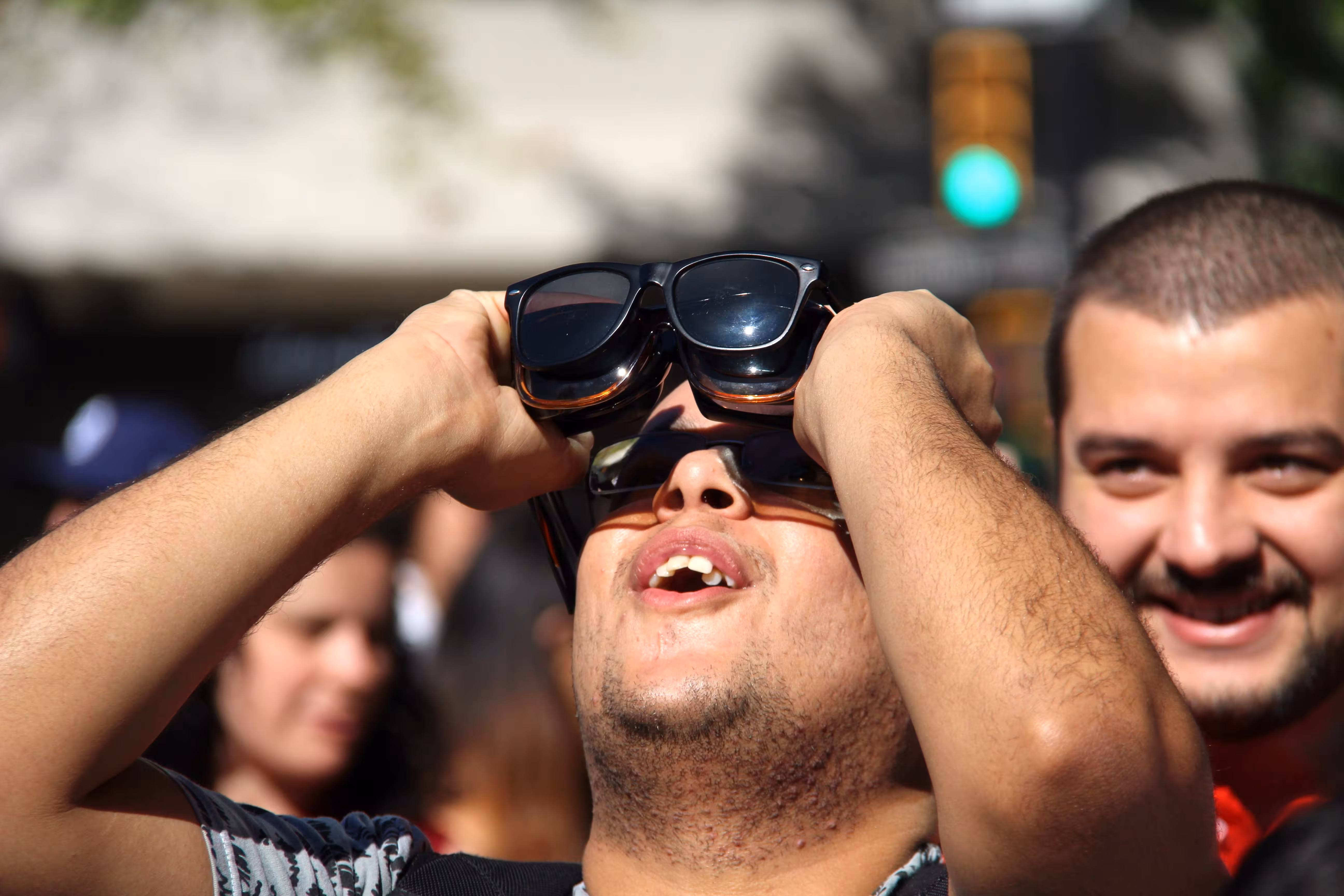 Las gafas de sol convencionales no ofrecen una protección adecuada para observar un eclipse solar. (Foto: Pixabay)