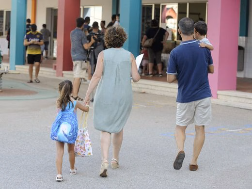 Familias a la entrada de un centro educativo, en una imagen de archivo.