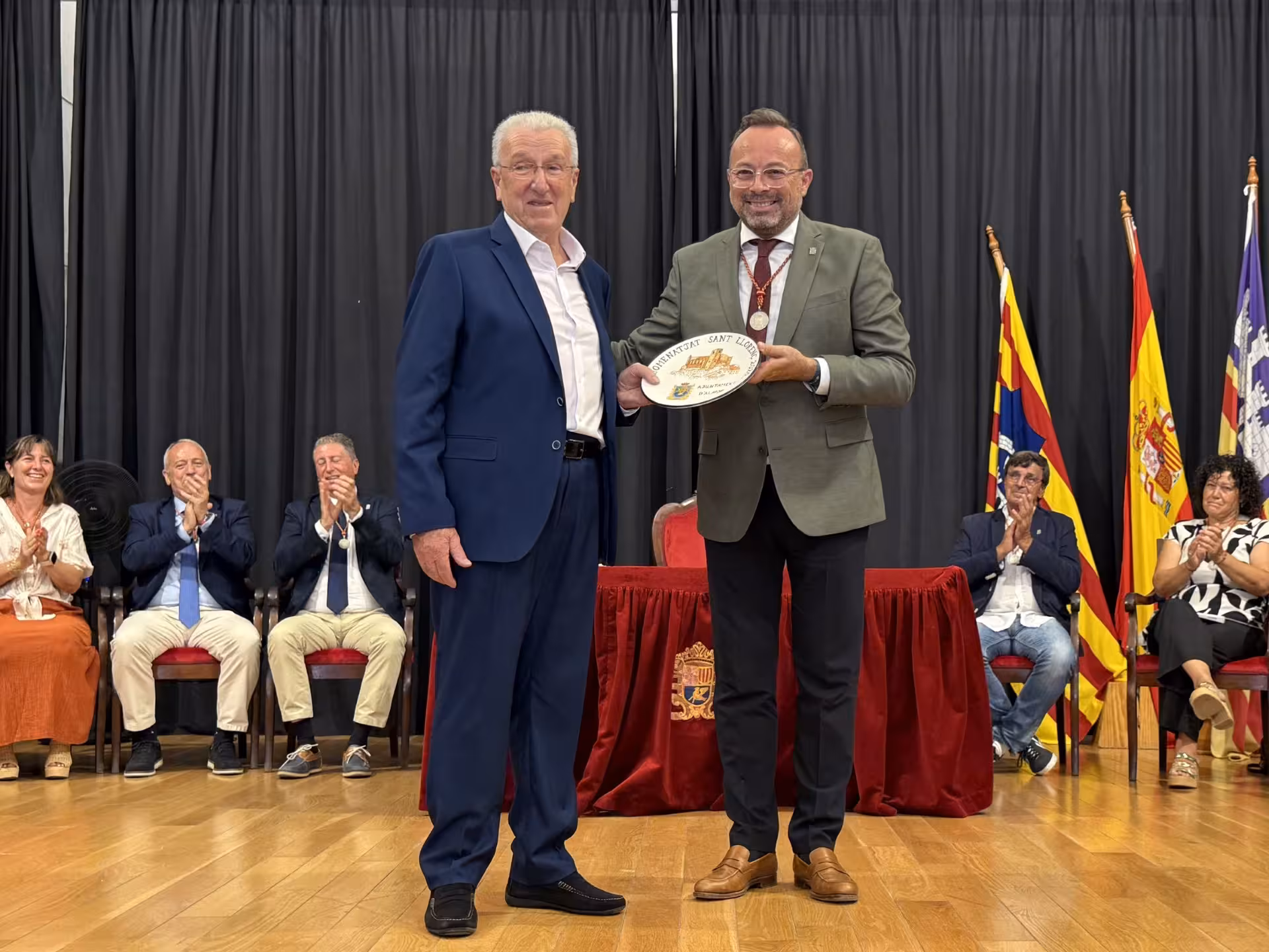 El homenajeado ha recibido la distinción de manos del alcalde. (Foto: AYUNTAMIENTO DE ALAIOR)