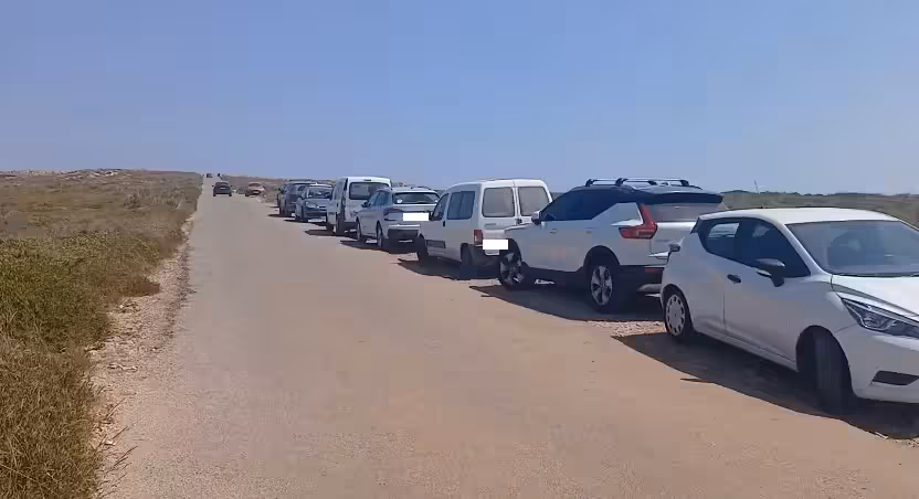 (Fotos-denuncia) Indignación por la acumulación de coches en Cavalleria: «En invierno te ponen una multa de 300 euros»