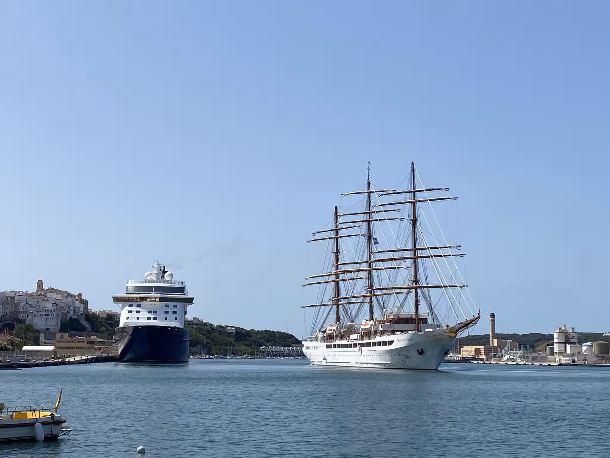 El Sea Cloud Spirit en Maó. (Fotos: P. Campbell)