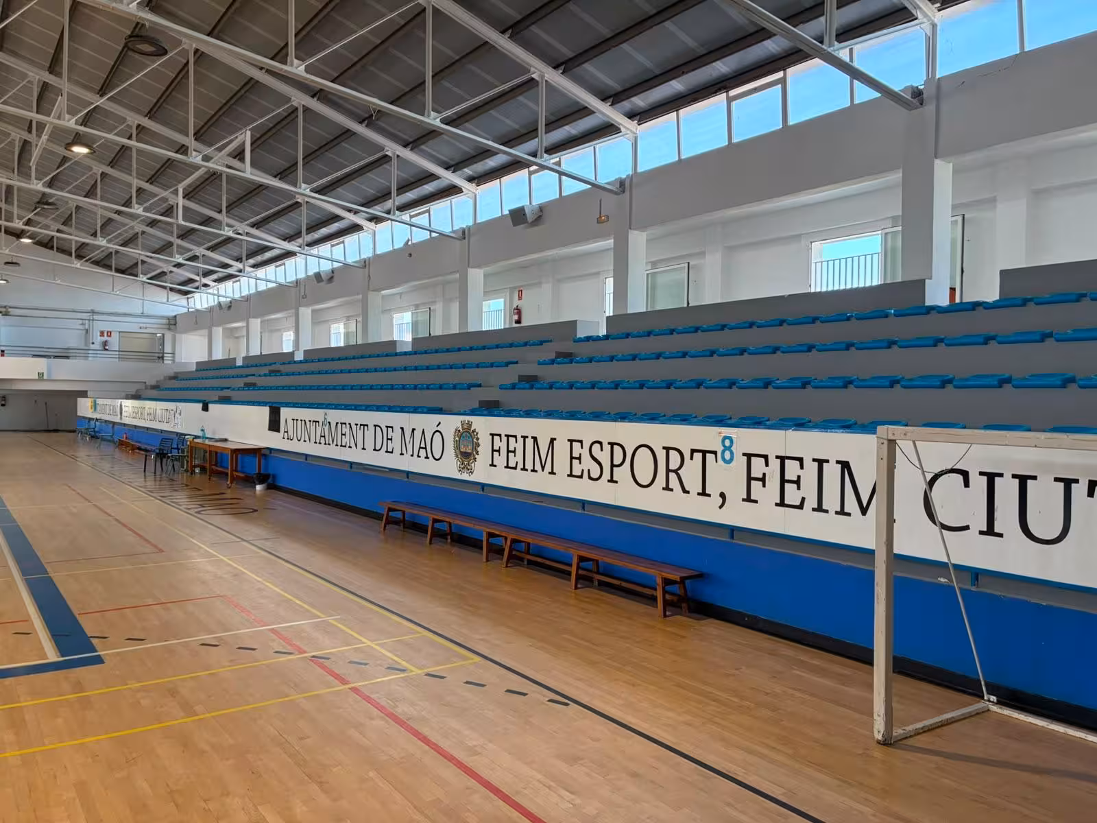 Vista de los nuevos asientos del polideportivo.