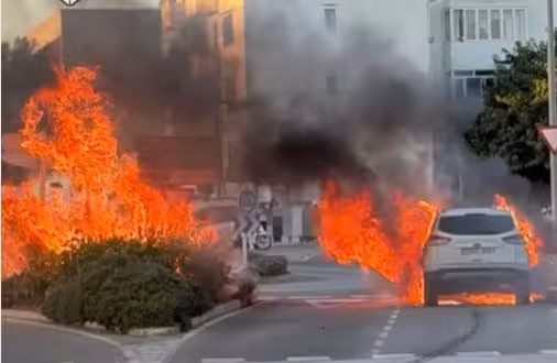 El fuego ha calcinado el coche y el parterre de la rotonda. (Foto y vídeo: POLICIA LOCAL DE CIUTADELLA)