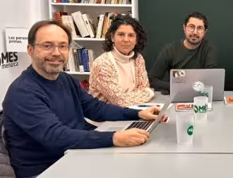 Josep Castells (izquierda) junto a Noemí García y Esteve Barceló de Més per Menorca.