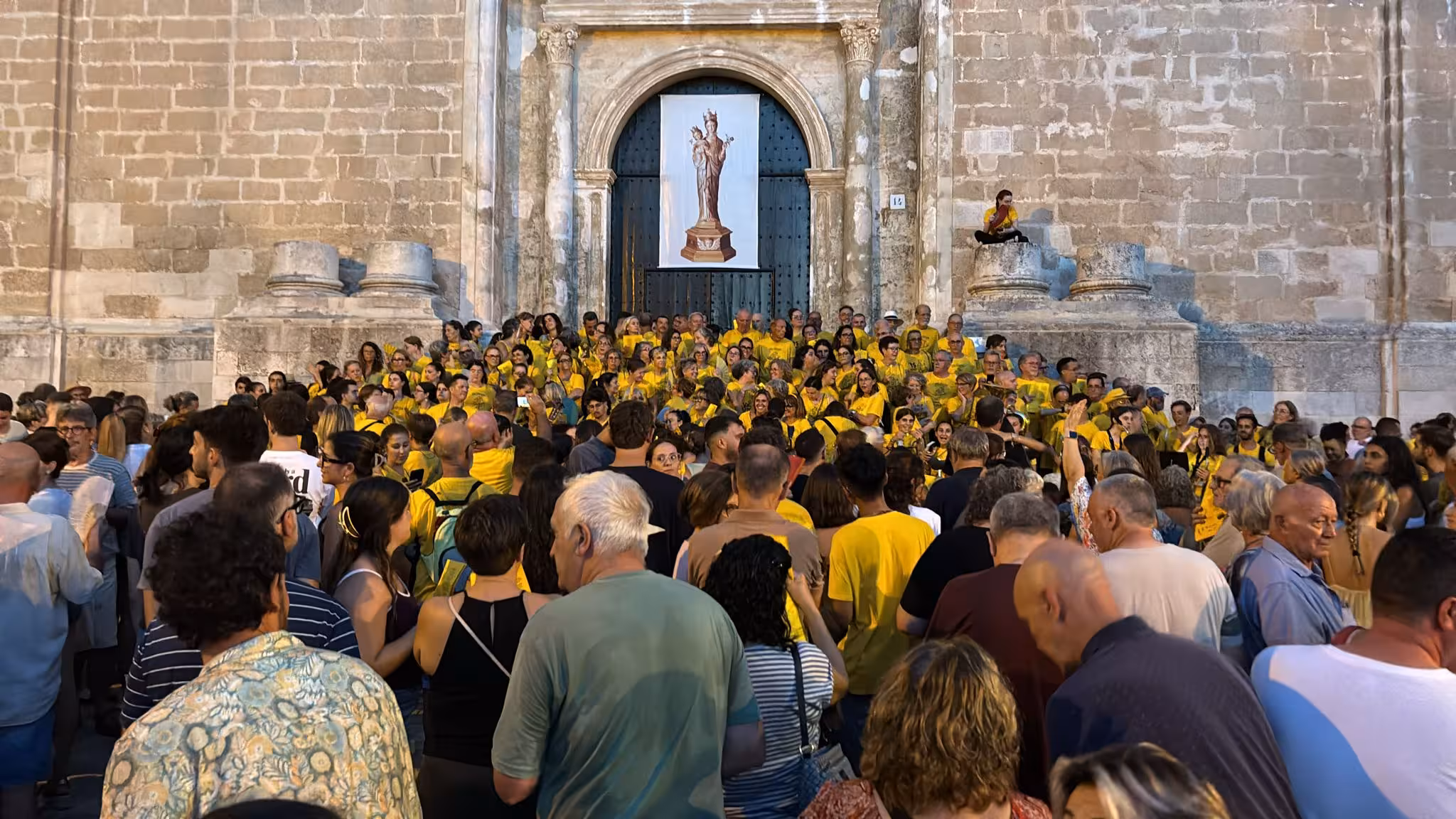 La marea amarilla de Va Gros llevó las canciones típicas de fiesta a todos los rincones del centro de Maó. (Foto: F.H.C)