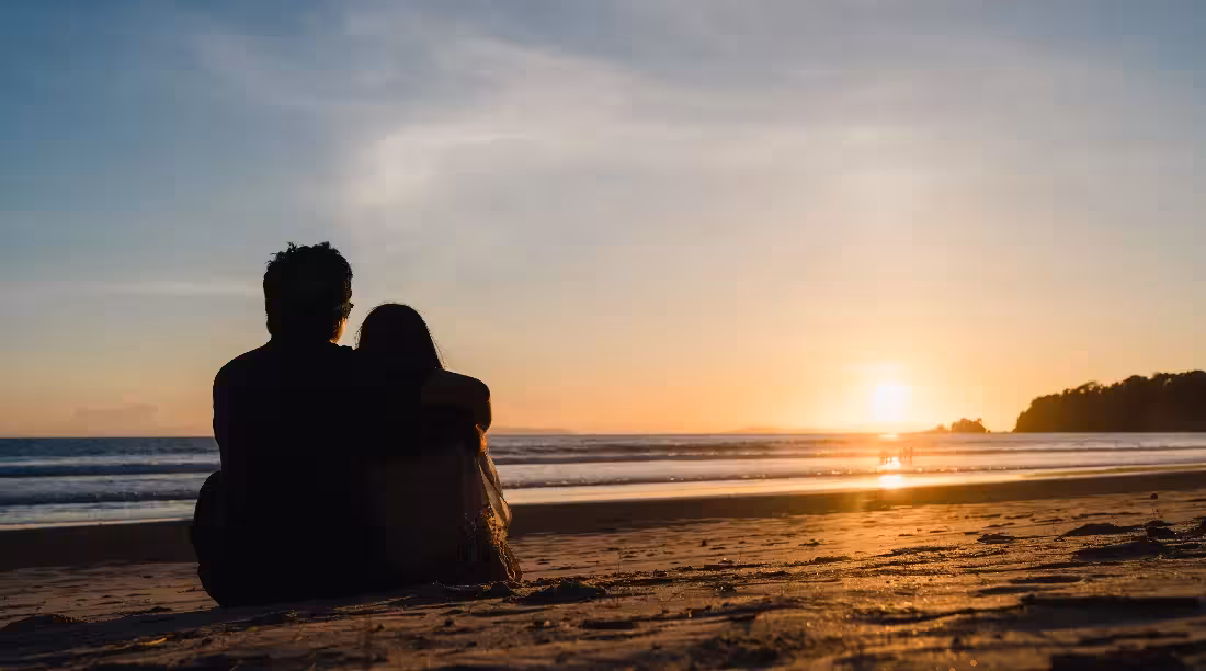 Pareja en la playa.