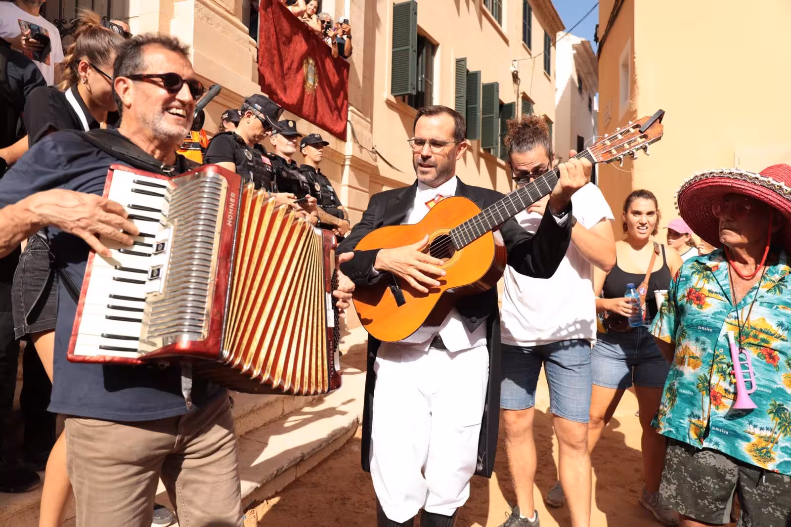 Héctor Pons no ha dudado en demostrar que está preparado para cualquier acto de las fiestas de Gràcia. (Fotos: KARLOS HURTADO)