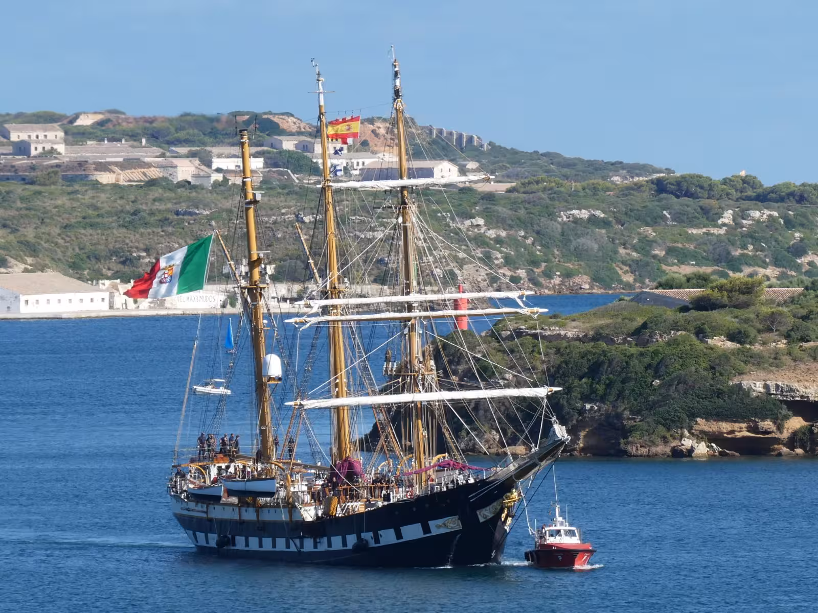 El Palinuro atracó en el puerto de Maó auxiliado por el práctico y otras embarcaciones. (Foto: J.I.SEGUÍ)