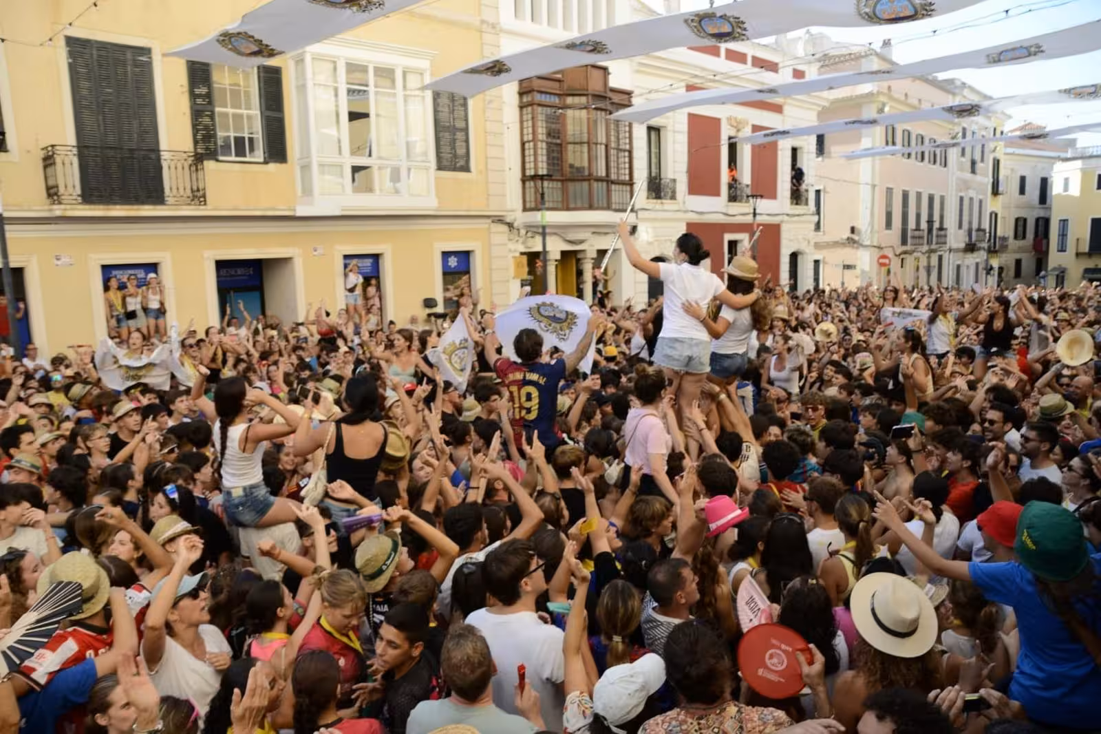 Un año más la samba fue multitudinaria. (Fotos: T. MERCADAL)