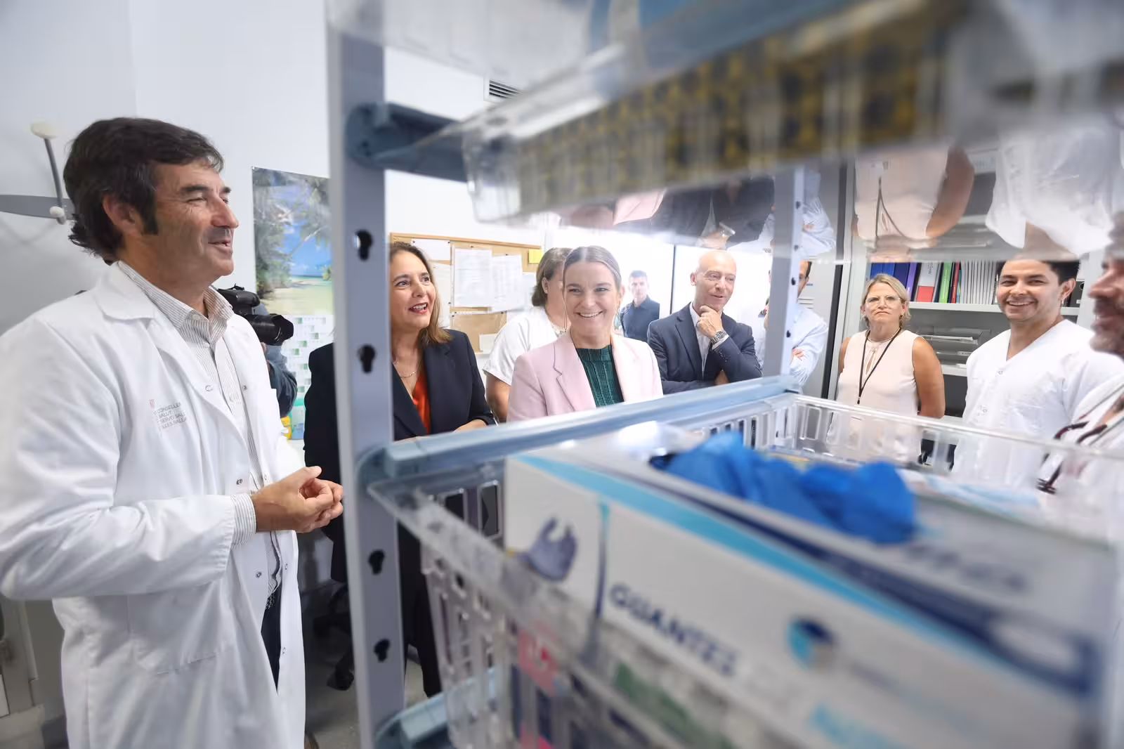 Durante la visita, la consellera ha anunciado la creación de la nueva unidad de hospitalización a domicilio de Menorca.