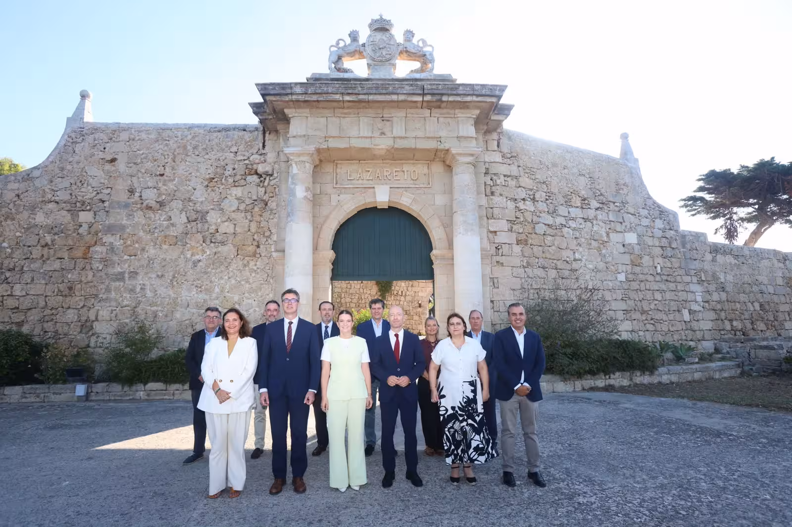 El Govern balear, que fue recibido por Adolfo Vilafranca, celebró su reunión semanal en el Llatzeret del puerto de Maó. (Foto: CAIB)