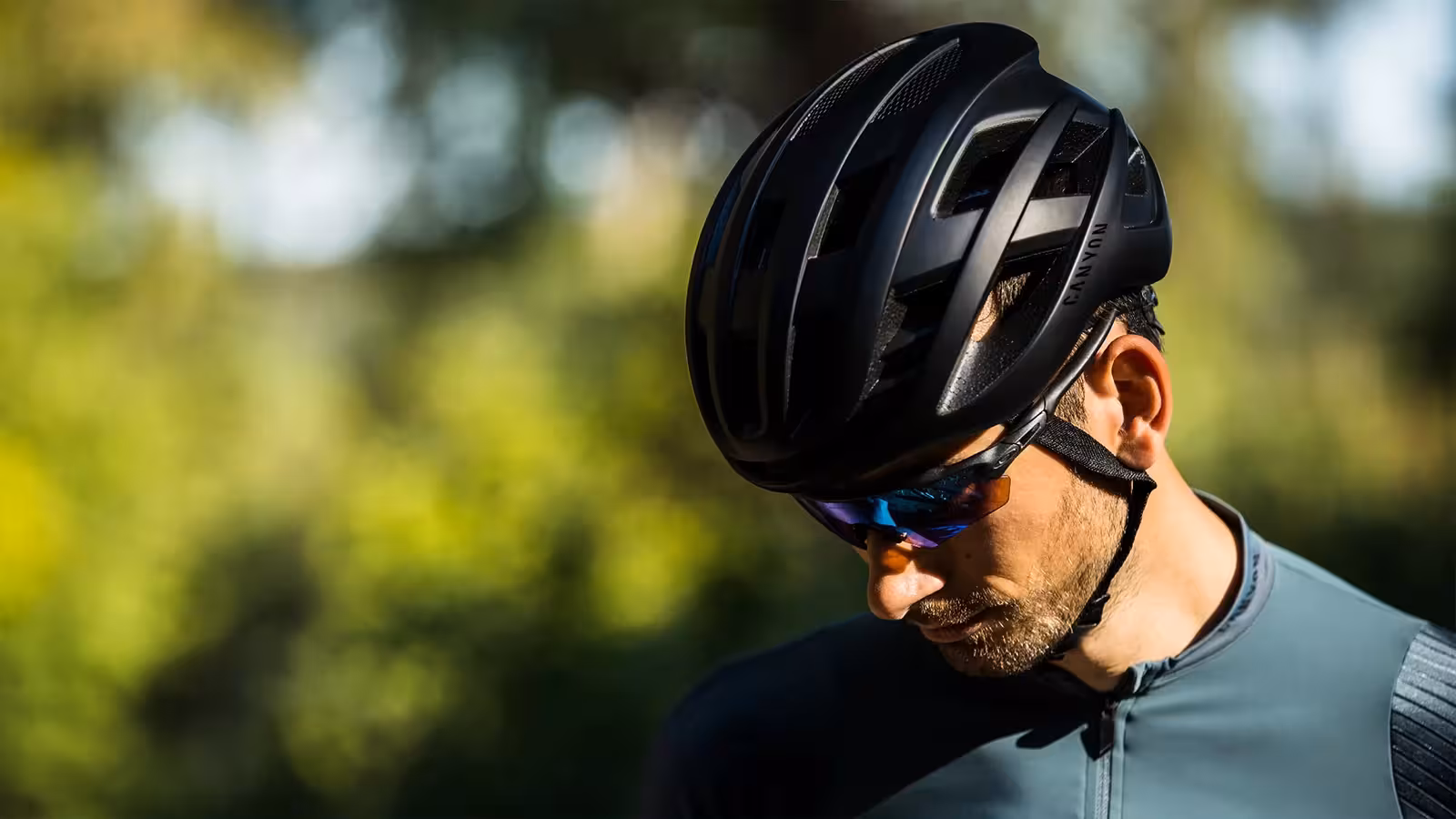 Ciclista con casco.