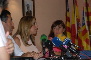 Díaz, bajo la atenta mirada (fotográfica) de Ramón Orfila, y la de su compañera, Francina Armengol.