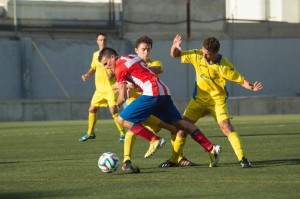 Pareja sortea a varios jugadores.