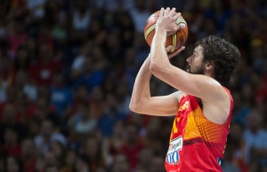 Llull lanza a canasta durante el partido.