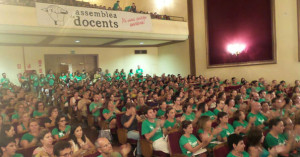 Los docentes llenaron el auditorio de Porreres para votar. (Fotos: mallorcadiario.com)