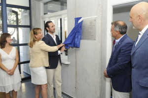 Reynés y Bauza, observados por Tadeo, descubriendo la placa.