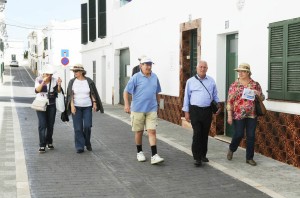 Turistas paseando por la Isla.