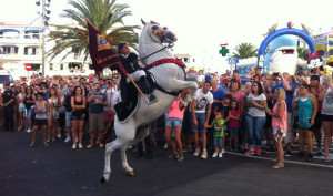 Momento de la fiesta en Cala en Porter (Foto: Turismo Menorca)