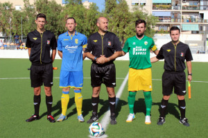 Los capitanes, con el trío arbitral (Fotos: futbolbalear.es)