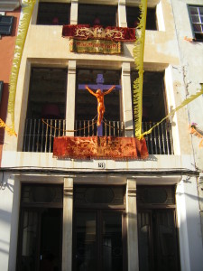 El Cristo de s'Arraval es la imagen más  rompedora de las fachadas de estas fiestas.