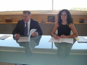 Santiago Tadeo y Sandra Fernández firmaron el convenio.