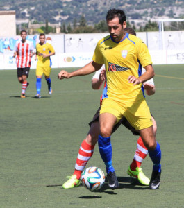 Jeroni protege el balón ante un jugador del Montuïri (Fotos: futbolbalear.es)