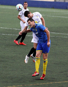 Zurbano salta a por un balón durante el partido (Fotos: deportesmenorca.com)