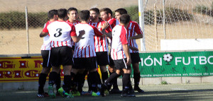 Felicidad en los jugadores del Mercadal (Foto: deportesmenorca.com)