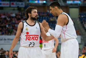 Llull habla con Ayón durante el partido (Foto: ACB Photo)