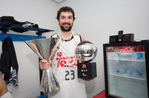 Llull, con el trofeo de MVP y el de la Supercopa (Fotos: ACB Photo)