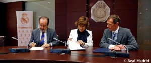 Aurora Herráiz, con Butragueño y Redondo, firmando el convenio. 