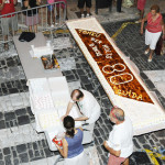 Últimos preparativos a la tarta que se repartió a los presentes.